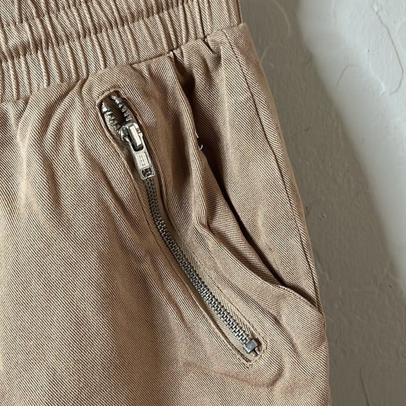 Forever 21 tan shorts, front pockets with zippers elastic waistband size medium - Picture 3 of 9